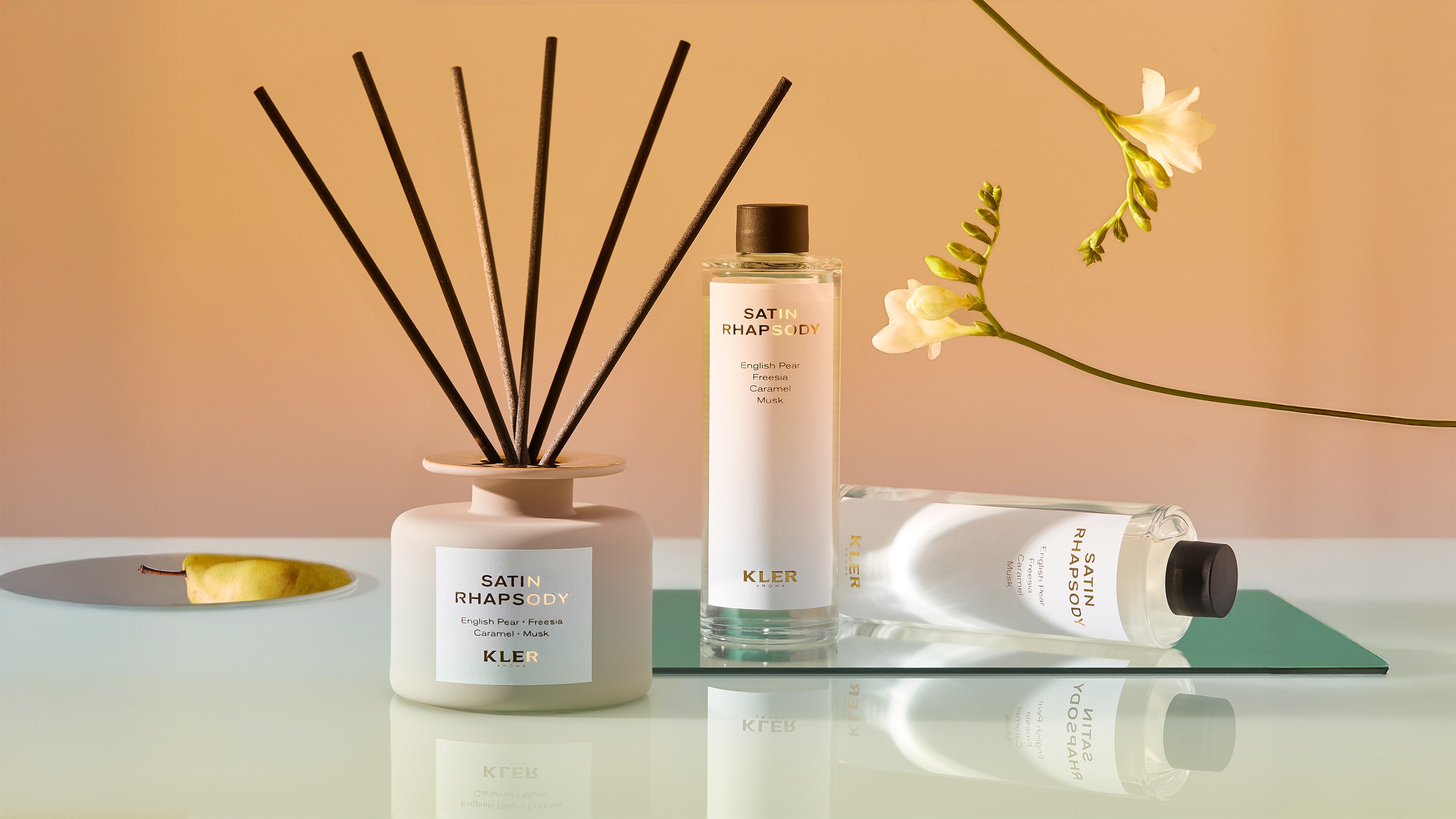 beżowy, elegancki dyfuzor zapachowy o nutach owocowo-kwiatowych i karmelu